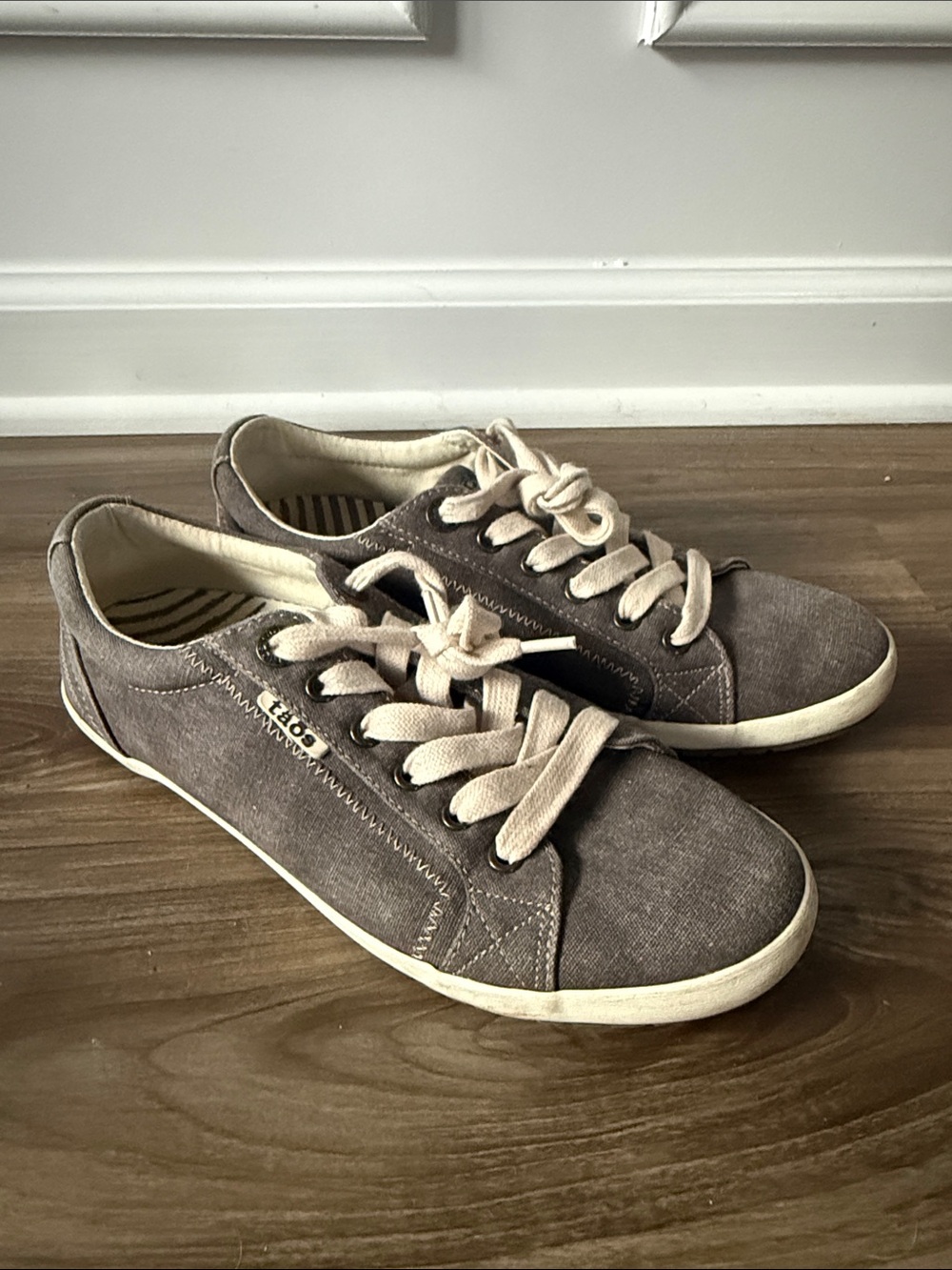 Taos Star Womens Gray Canvas Sneakers Lace Up Comfort Walking Shoes 8.5 39